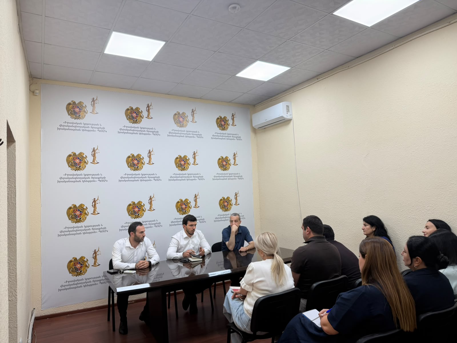 Տնօրենի ժամանակավոր պաշտոնակատար Վիրաբ Համբարձումյանը հանդիպել է կենտրոնի աշխատակազմի հետ